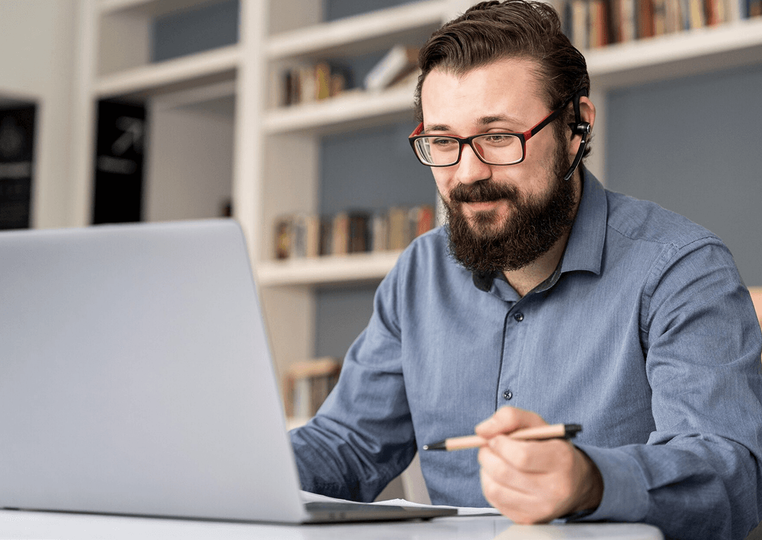 Niño con audífonos